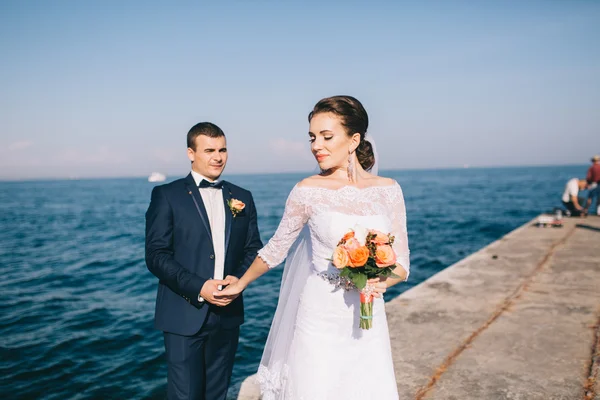 Pareja amorosa en el día de la boda —  Fotos de Stock