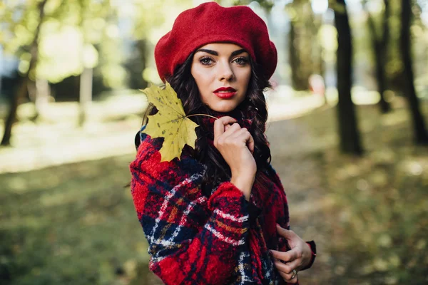 Mujer joven con hoja de otoño — Foto de Stock