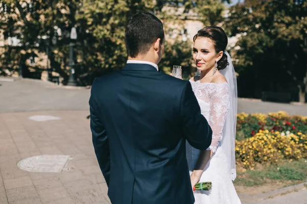 Casal amoroso no dia do casamento — Fotografia de Stock