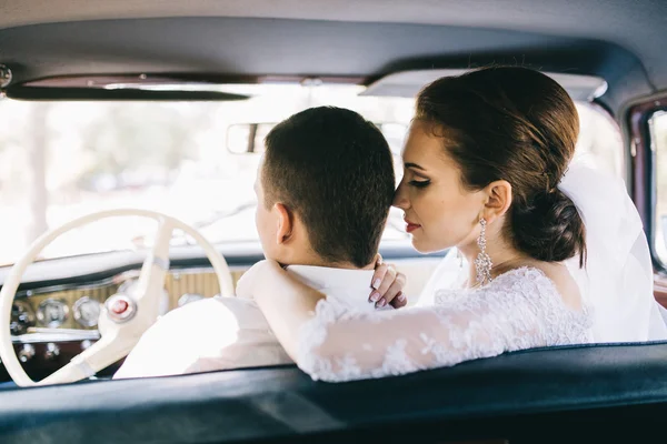 düğün günü sevgi dolu Çift