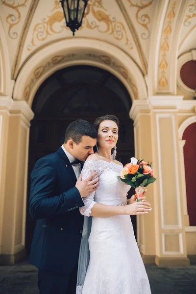 Pareja amorosa en el día de la boda — Foto de Stock