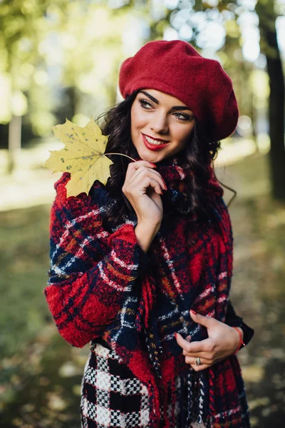 Junge Frau mit Herbstblatt — Stockfoto