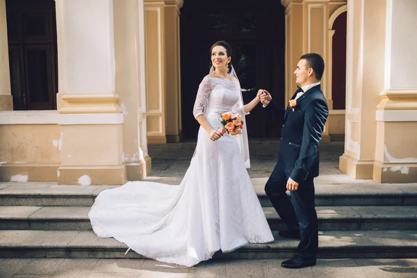 Pareja amorosa en el día de la boda —  Fotos de Stock