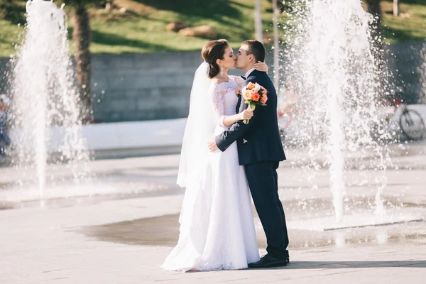 Coppia amorevole il giorno del matrimonio — Foto Stock