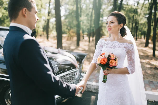 Casal amoroso no dia do casamento — Fotografia de Stock