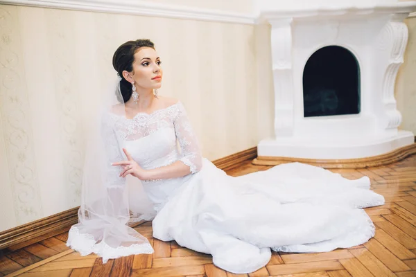 Bride on wedding day — Stock Photo, Image