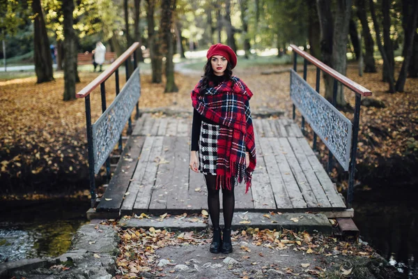 Jeune femme marche dans le parc d'automne — Photo