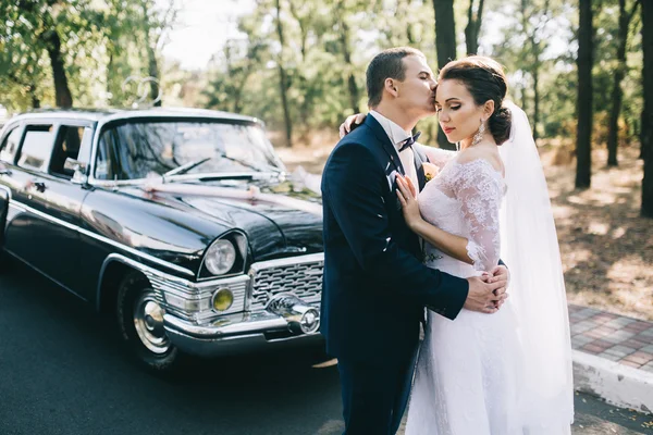 Casal amoroso no dia do casamento — Fotografia de Stock