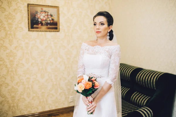 Bride on wedding day — Stock Photo, Image