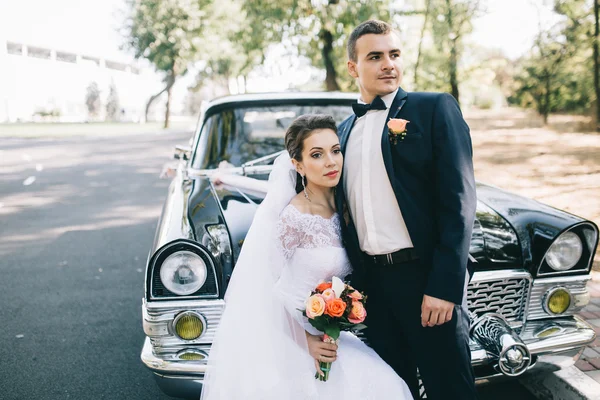 Casal amoroso no dia do casamento — Fotografia de Stock