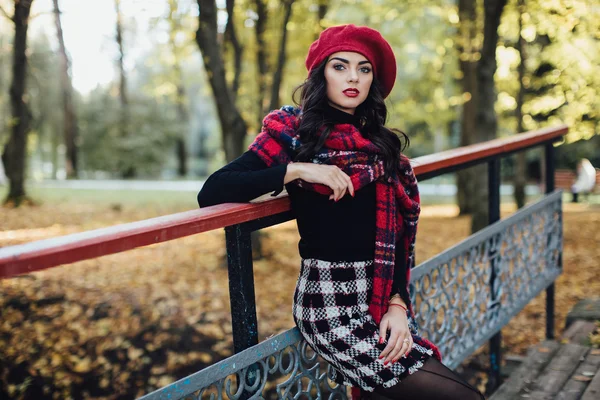 Giovane donna che cammina nel parco autunnale — Foto Stock