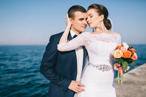 Pareja amorosa en el día de la boda —  Fotos de Stock