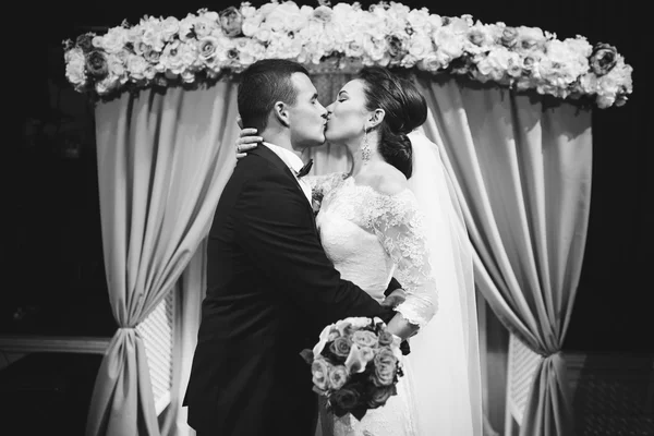 Casal amoroso no dia do casamento — Fotografia de Stock