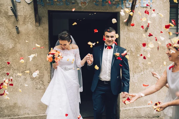 Pareja amorosa en el día de la boda — Foto de Stock