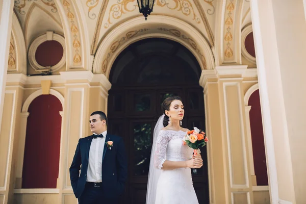 düğün günü sevgi dolu Çift