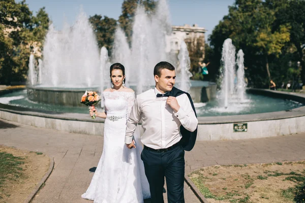 Pareja amorosa en el día de la boda — Foto de Stock