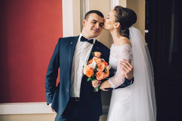 Pareja amorosa en el día de la boda — Foto de Stock