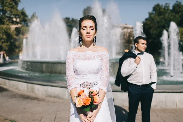 Couple aimant le jour du mariage — Photo