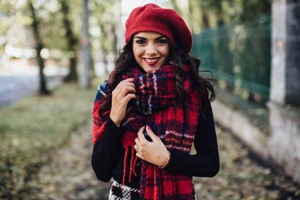 Jovem mulher andando no parque de outono — Fotografia de Stock