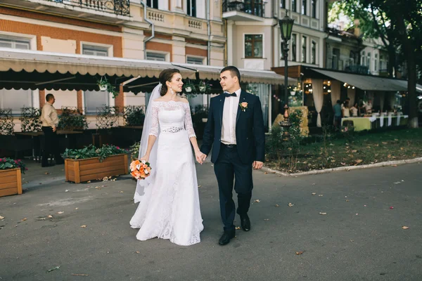 Pareja amorosa en el día de la boda — Foto de Stock