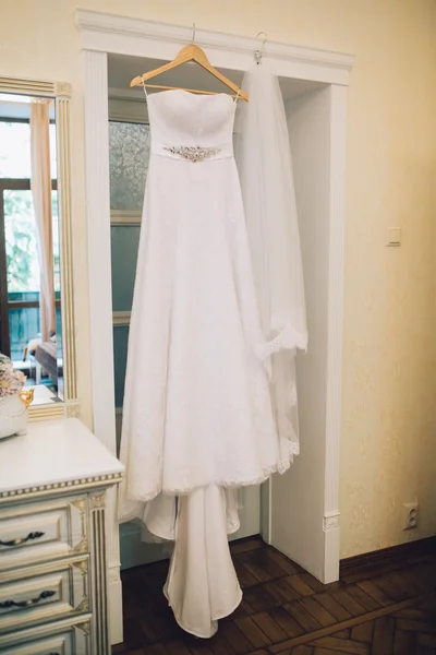 Lindo vestido de noiva — Fotografia de Stock