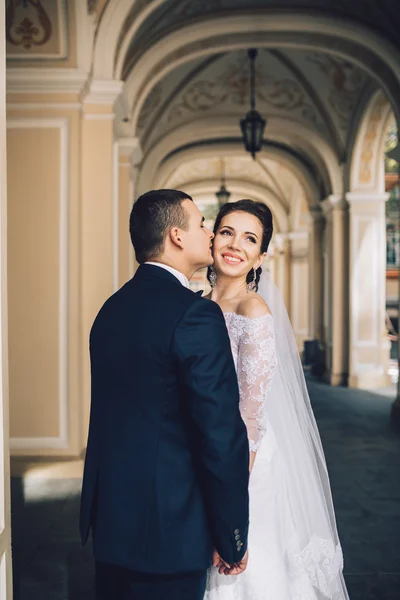 Coppia amorevole il giorno del matrimonio — Foto Stock