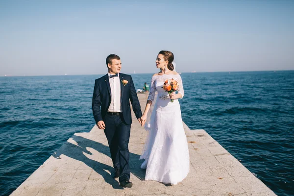 Pareja amorosa en el día de la boda —  Fotos de Stock