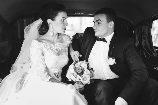 Verliefde paar op trouwdag — Stockfoto