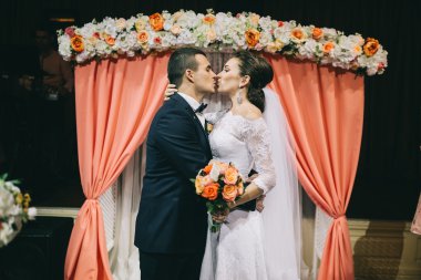 düğün günü sevgi dolu Çift