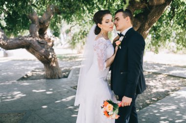 düğün günü sevgi dolu Çift