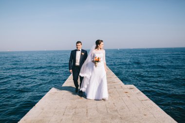 düğün günü sevgi dolu Çift