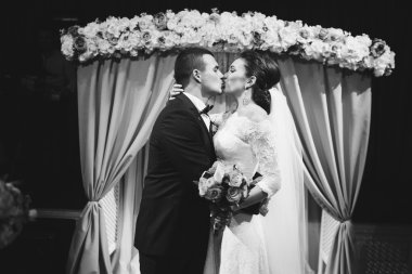 düğün günü sevgi dolu Çift