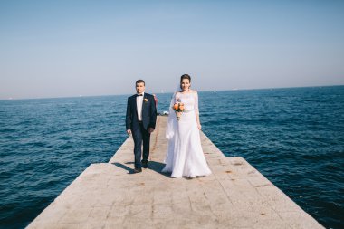 düğün günü sevgi dolu Çift