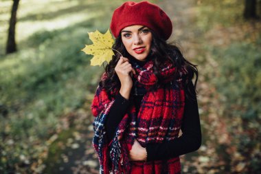 Griekse muntensonbahar yaprak olan kadın