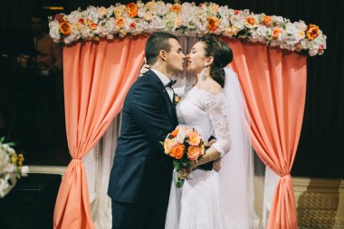 düğün günü sevgi dolu Çift