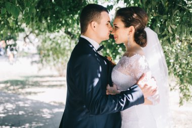 düğün günü sevgi dolu Çift