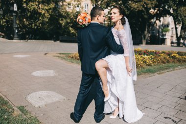 düğün günü sevgi dolu Çift