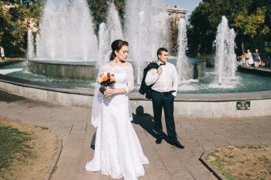 düğün günü sevgi dolu Çift