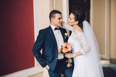 düğün günü sevgi dolu Çift