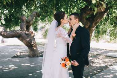 düğün günü sevgi dolu Çift