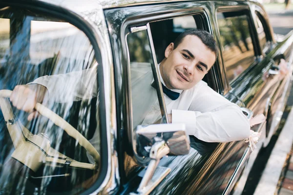 Handsome groom in car — Stock Photo, Image