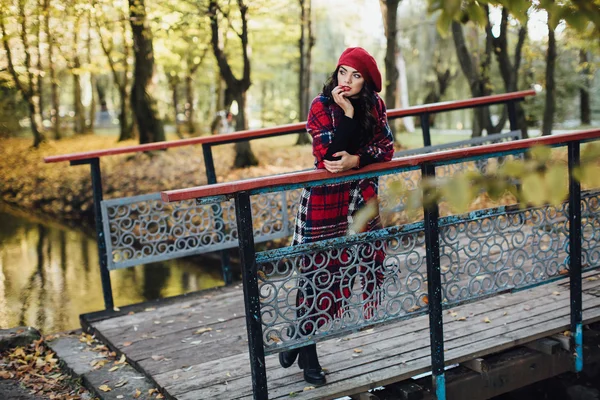 Giovane donna che cammina nel parco autunnale — Foto Stock