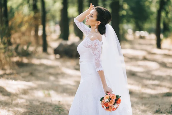 Невеста в день свадьбы — стоковое фото