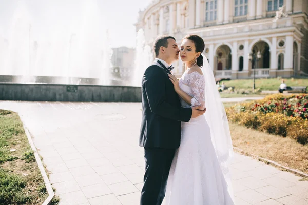 Casal amoroso no dia do casamento — Fotografia de Stock