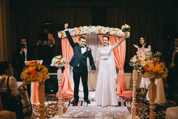 Casal amoroso no dia do casamento — Fotografia de Stock