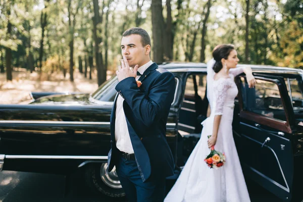 Casal amoroso no dia do casamento — Fotografia de Stock