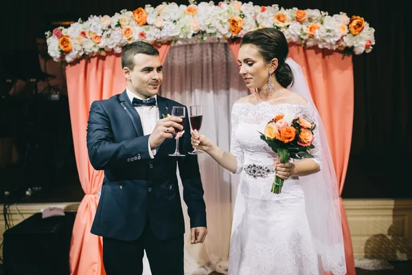 Pareja amorosa en el día de la boda — Foto de Stock