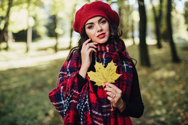 Griekse muntensonbahar yaprak olan kadın