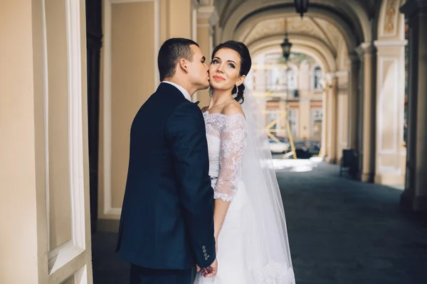 Pareja amorosa en el día de la boda — Foto de Stock