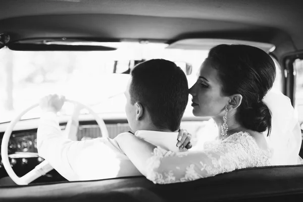 Coppia amorevole il giorno del matrimonio — Foto Stock